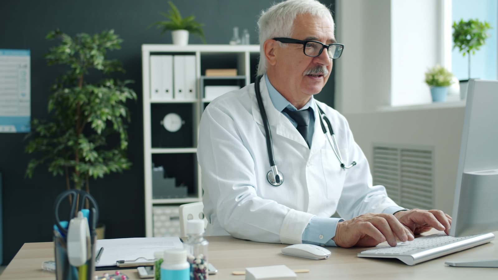 Médico registra o atendimento no computador do consultório